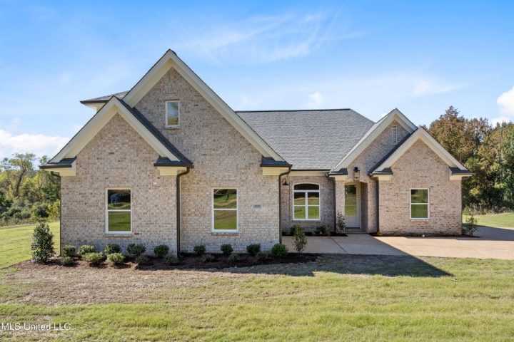 Are New Construction Homes with AC and Garage in Hernando Worth Your Investment?